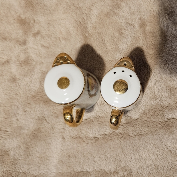 Vintage Disneyland Castle Teapot Salt and Pepper Shakers - Picture 8 of 8